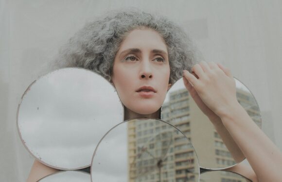 Siwe włosy – trend czy symbol wolności?