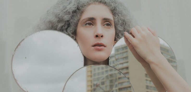 Siwe włosy – trend czy symbol wolności?