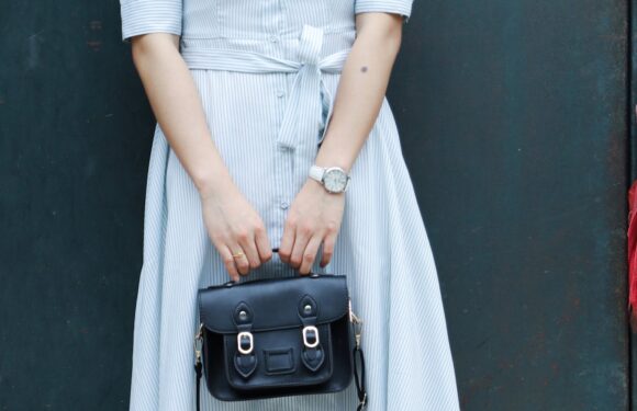 Czarna Listonoszka: Klasyka, Która Nigdy Nie Wychodzi z Mody